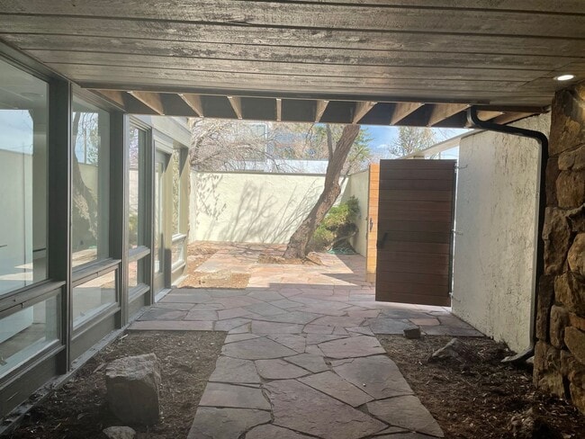 Building Photo - LUX 3BD, 3BA Foothills Home Only 5 Minutes...