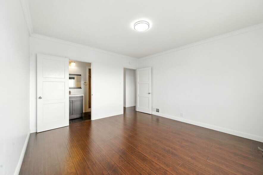 Building Photo - 2145 32nd Ave
