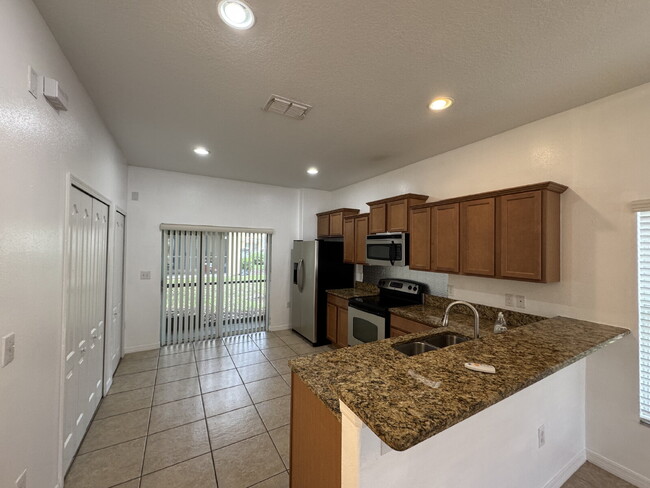 Building Photo - "Charming Tampa Retreat: Stylish 2-Bedroom...