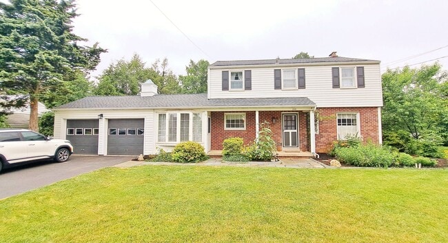 Primary Photo - Fully Furnished 4 Bed / 1-1/2 Bath Single Family Home w/2 Car Garage