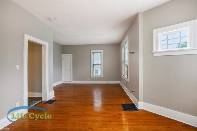 Building Photo - 2 br, 1 bath Triplex - 248 Henry Ave SE