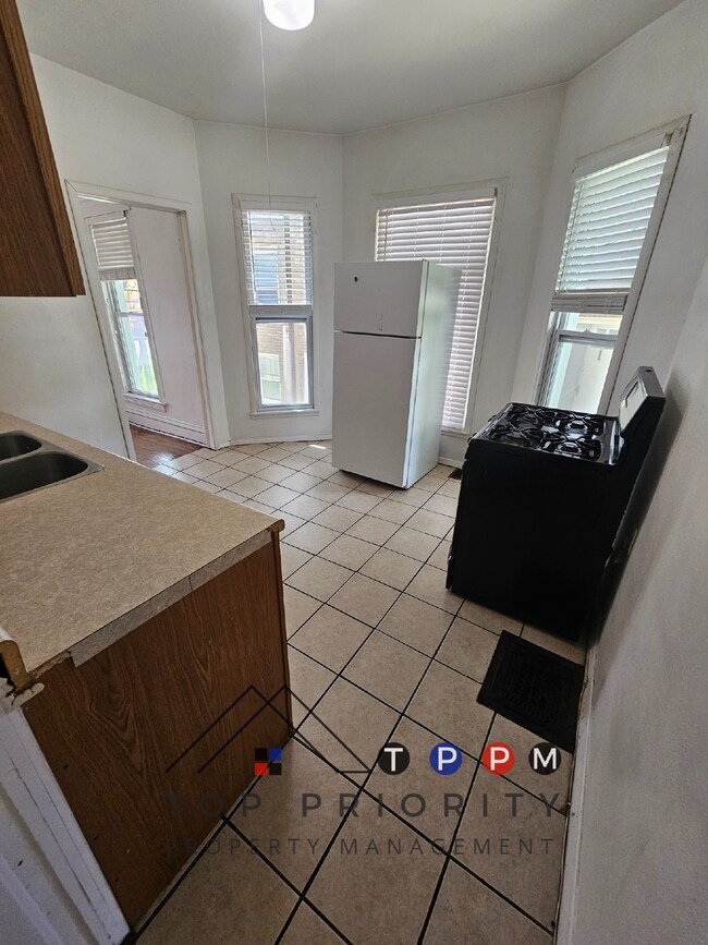Building Photo - 3 Bedroom | 1.5 Bath Apartment in Cedar Fa...