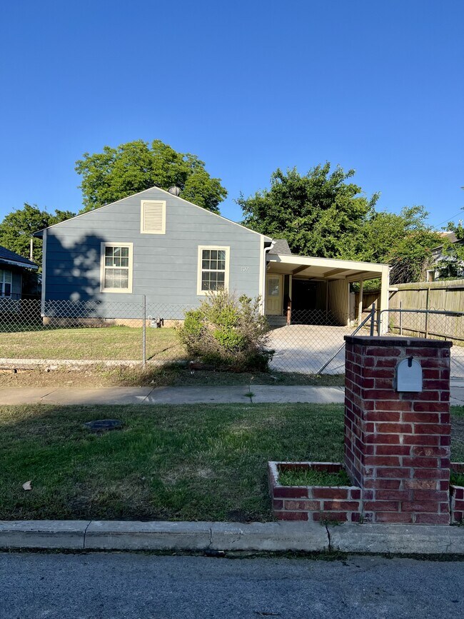 Building Photo - 107 N Gillette Ave