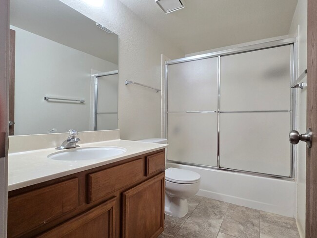 Building Photo - Spacious Top Floor Condo with Washer/Dryer...