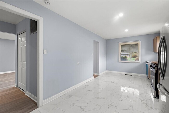 Building Photo - 1303 Balmoral Ave