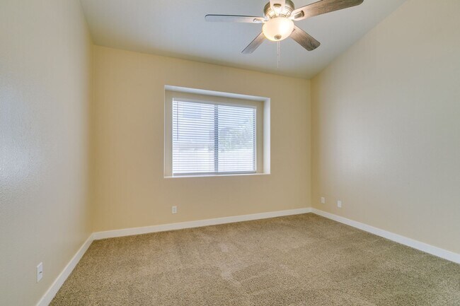 Building Photo - SW BEAUTY*2 BEDROOMS*OPEN FLOORPLAN*COMMUNITY POOL, GATED*CHECK THIS HOME OUT TODAY!