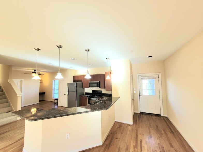 Building Photo - 2216 Chenevert St