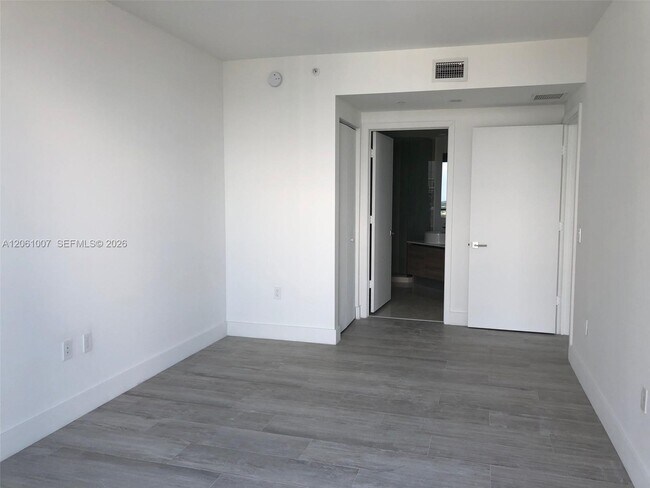 Building Photo - 121 NE 34th St