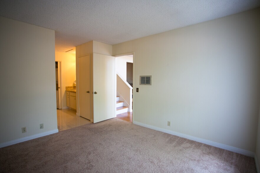 Building Photo - 4060 Rosenda Ct