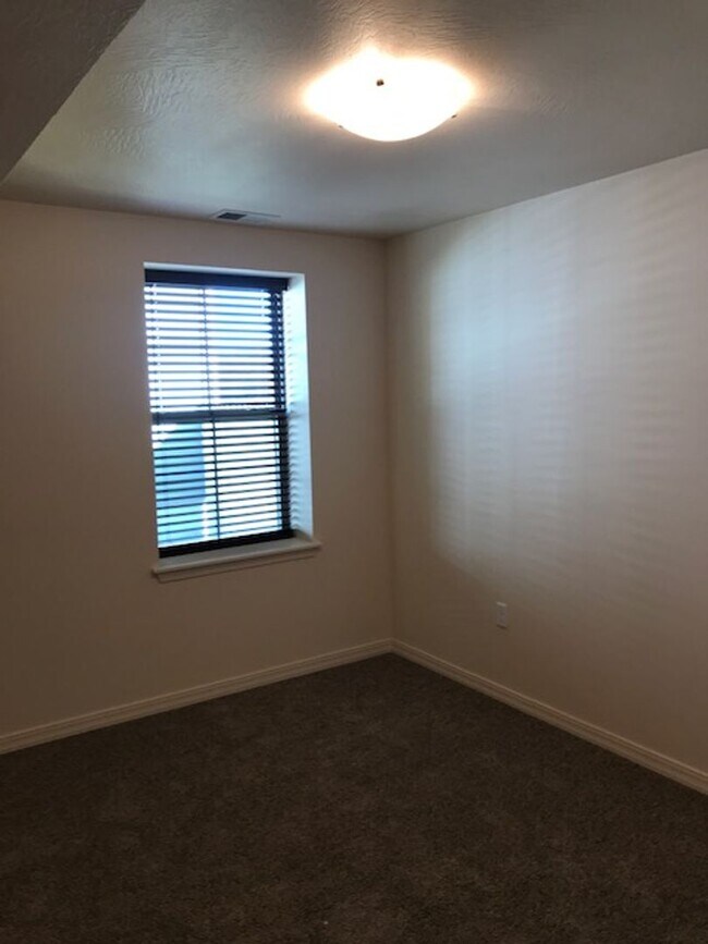 Building Photo - 3 Bedroom 2 Bath 2 Car Garage For Rent in Branson MO