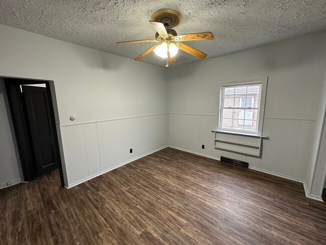 Building Photo - 939 Cunningham-