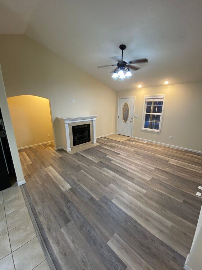Building Photo - Available November 5, 2024! Call Watson & ...