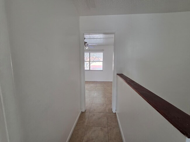 Building Photo - 6512 SW 41st Pl