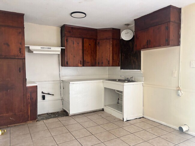 Building Photo - 318 Queen Marie Ln