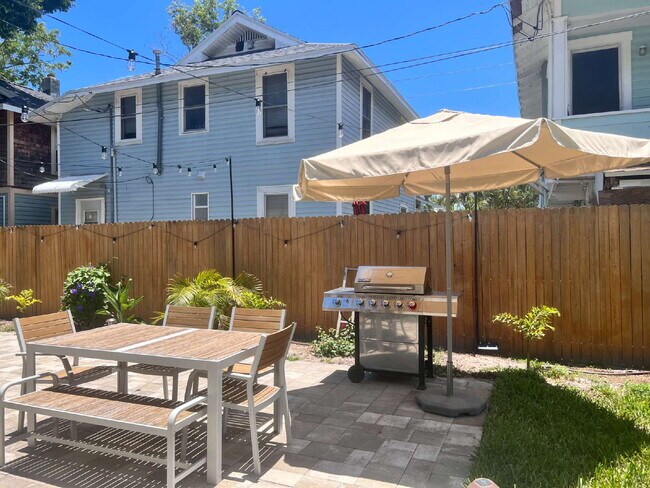 Building Photo - "Charming 2-Bed, 2-Bath Gem in the Heart of St. Petersburg – 1100 Sq. Ft. of Comfort!"
