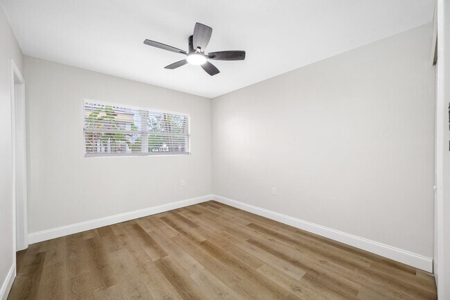 Building Photo - Davis Islands 1/1 Renovated Apartment - IN...
