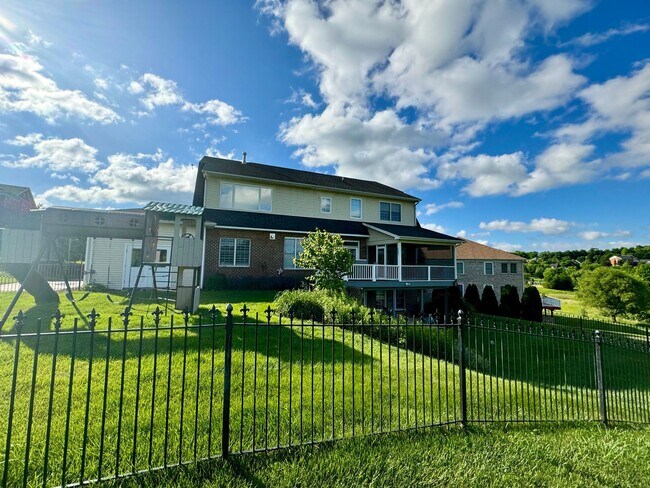Building Photo - Charming Wyatt Farms Home with Stunning Vi...