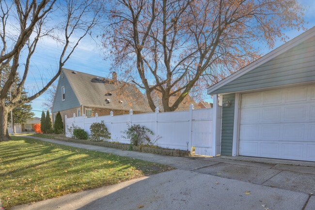 Building Photo - 2852 Scott St