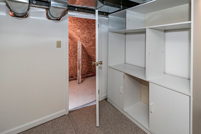 Building Photo - 35 Maple St