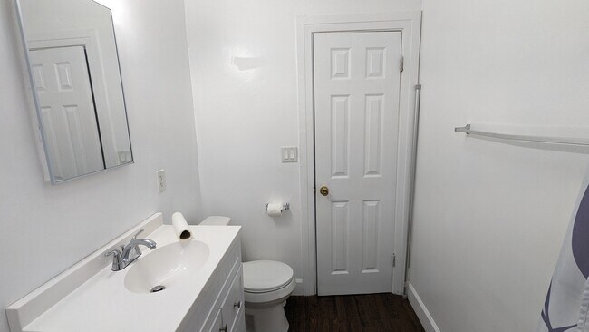 Bathroom - 1122 E Harvard St