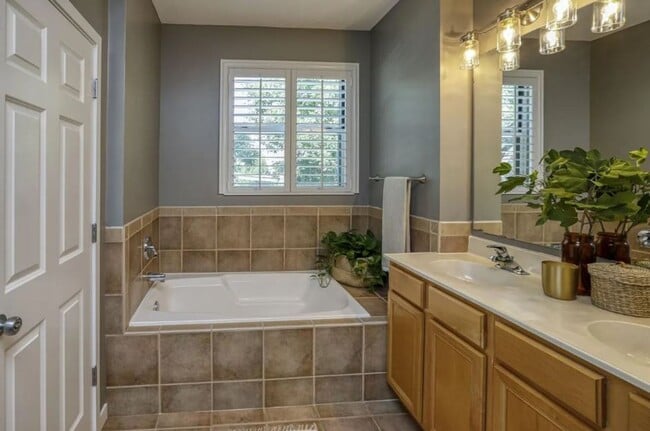 Building Photo - Rare NE Minneapolis Townhome with 2 Stall Garage + Soaking Tub