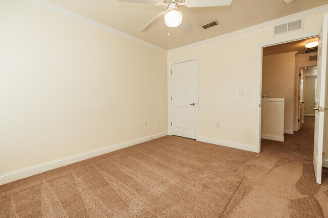 Building Photo - 748 Majestic Dr