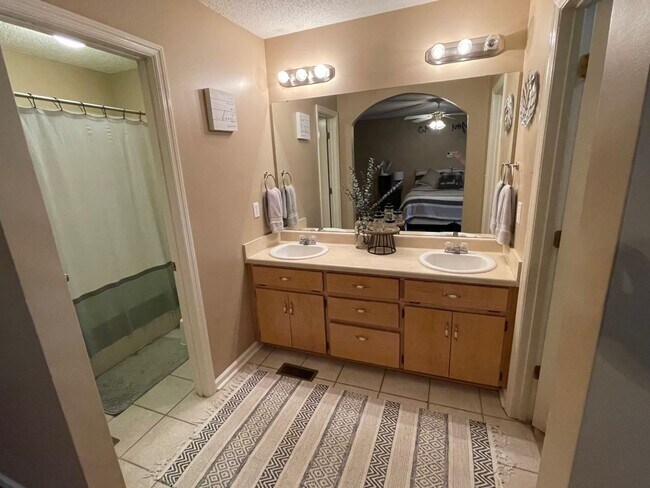 Building Photo - 404 Sandy Oak Dr