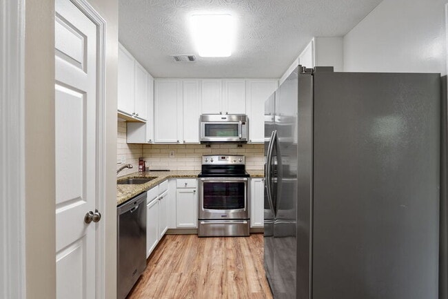 Building Photo - 325 Winding River Dr