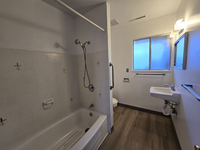 Building Photo - 873 NE Alameda Ave