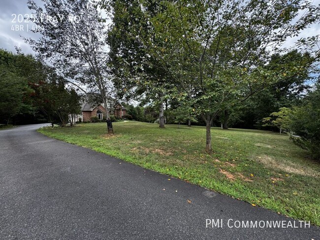 Building Photo - 4 Bed / 3.5 Bath Single Family (Available ...