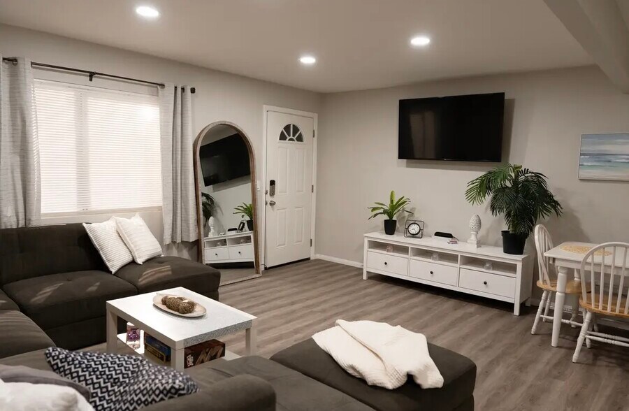 Building Photo - 6716 N Elman St