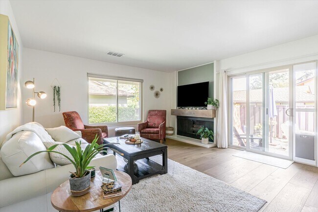 Building Photo - Freshly Renovated, End Unit Town-House Ava...