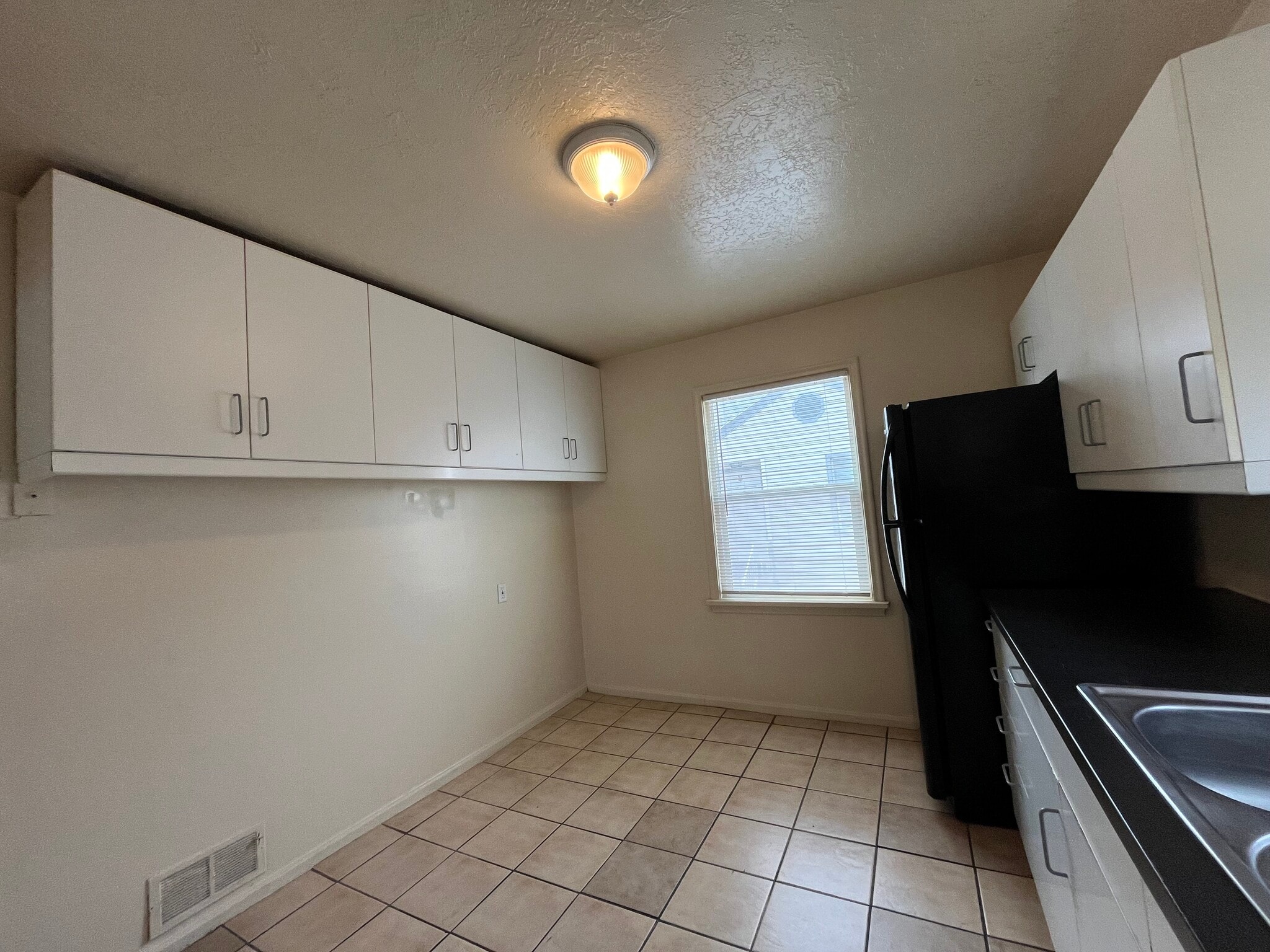 Building Photo - 332 E Utopia Ave