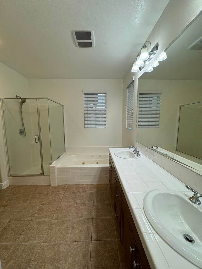 Building Photo - Modern 3 Bed | 2.5 Bath Home in Tustin Field