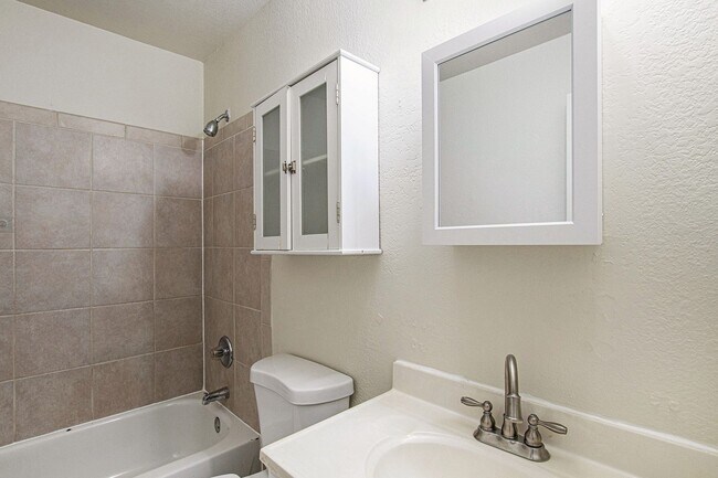 Building Photo - Updated Duplex 4 bed | 2 bath in Westwood!