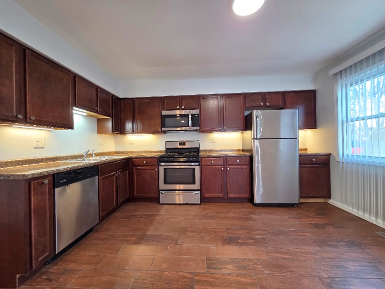 Building Photo - 331 Lawn Terrace