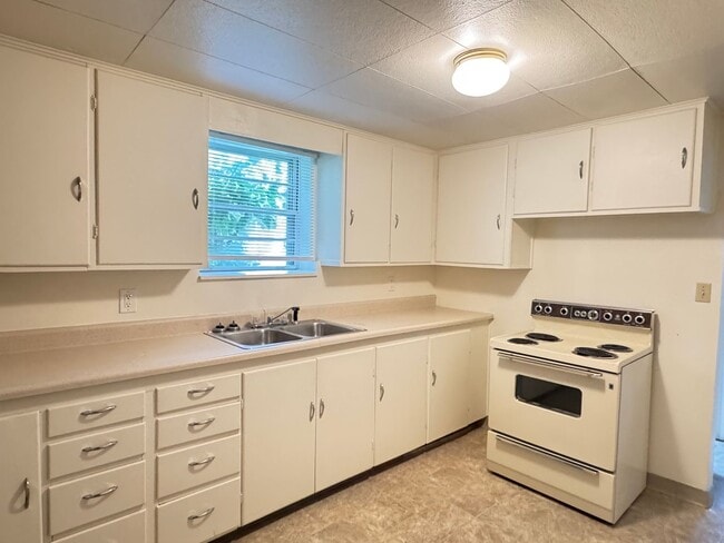 Building Photo - 1 BEDROOM, 1 BATHROOM, GARDEN LEVEL APARTM...