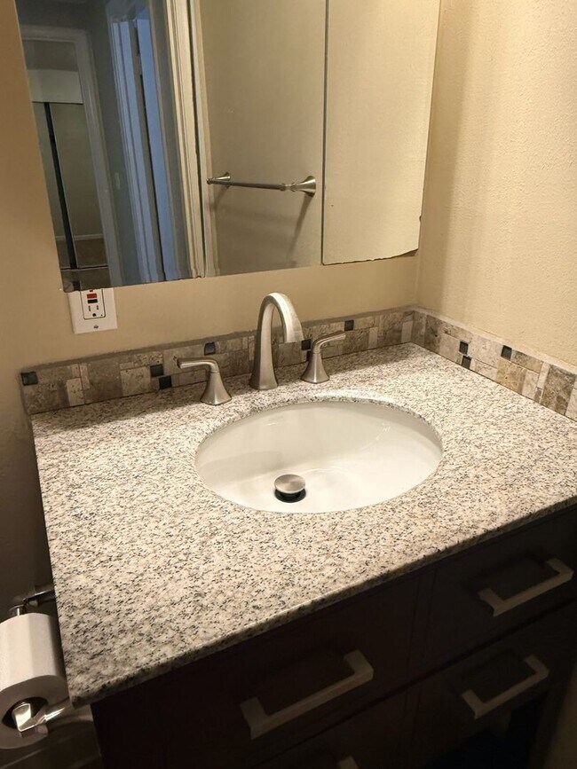 Building Photo - Cozy Updated 3 Bedroom Happy Valley Unit