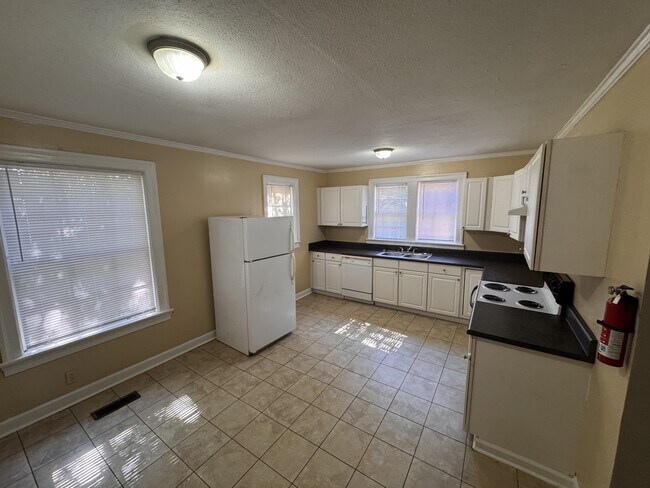 Primary Photo - 111 E Screven St