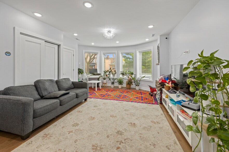 Building Photo - 2550 W Balmoral Ave