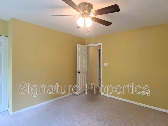Building Photo - 105 Oakwood Dr