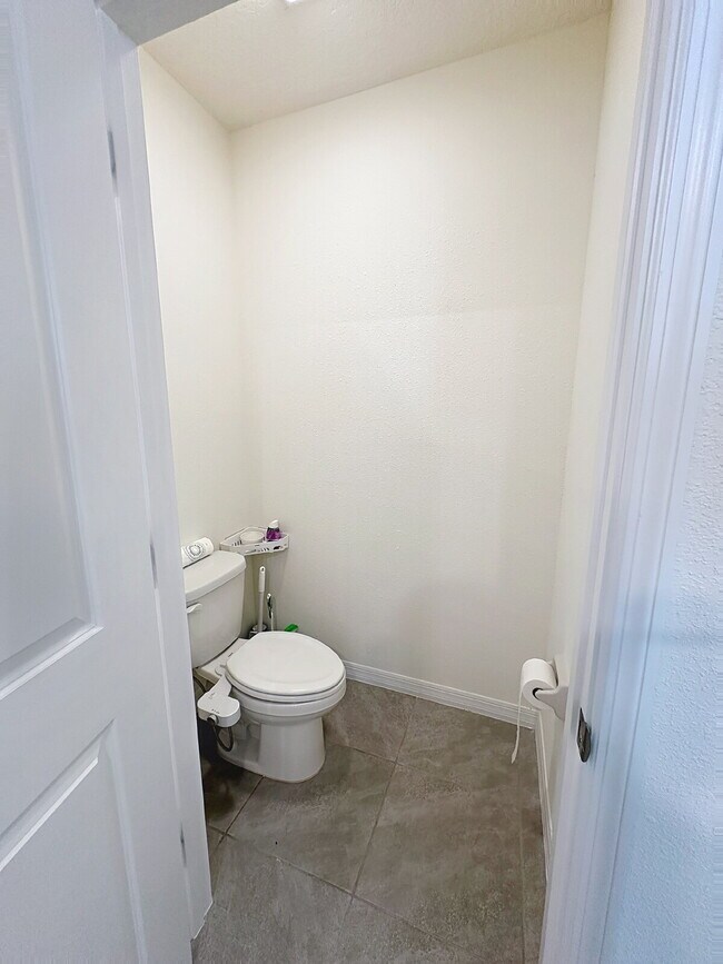 Building Photo - 8379 Ender Hls Dr