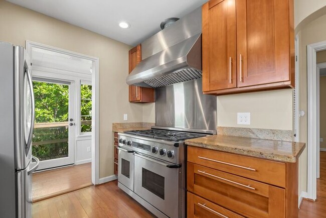 Building Photo - Charming Beach Drive Craftsman w/ AC and V...