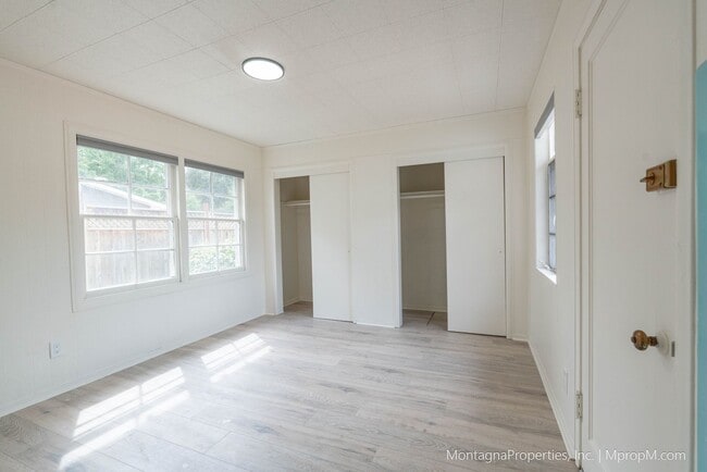 Building Photo - 16375 W La Chiquita Ave