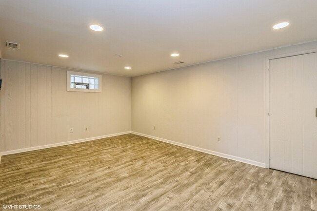 Building Photo - 5111 N Newland Ave