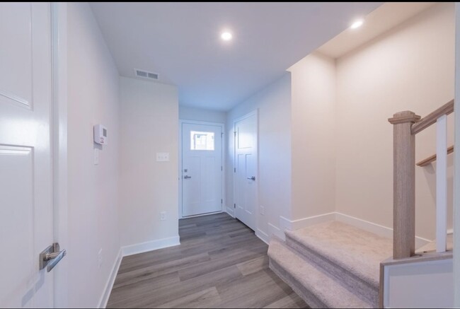 Building Photo - 309 W 20th St