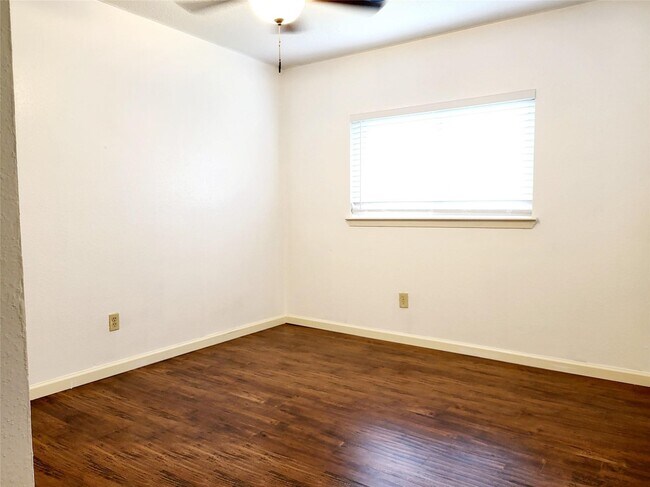 Building Photo - 2711 S Brompton Dr
