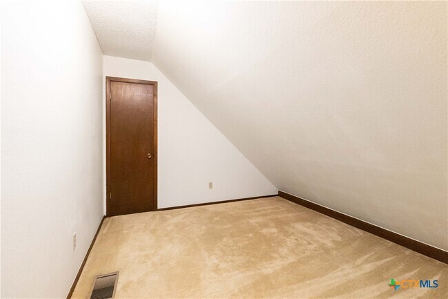 Building Photo - 2676 Woodcrest Dr