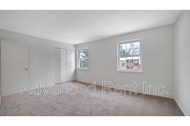 Building Photo - 10 Watkins Glen Ct