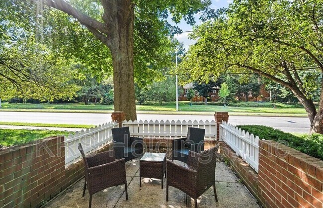 Building Photo - 2515 S Walter Reed Dr